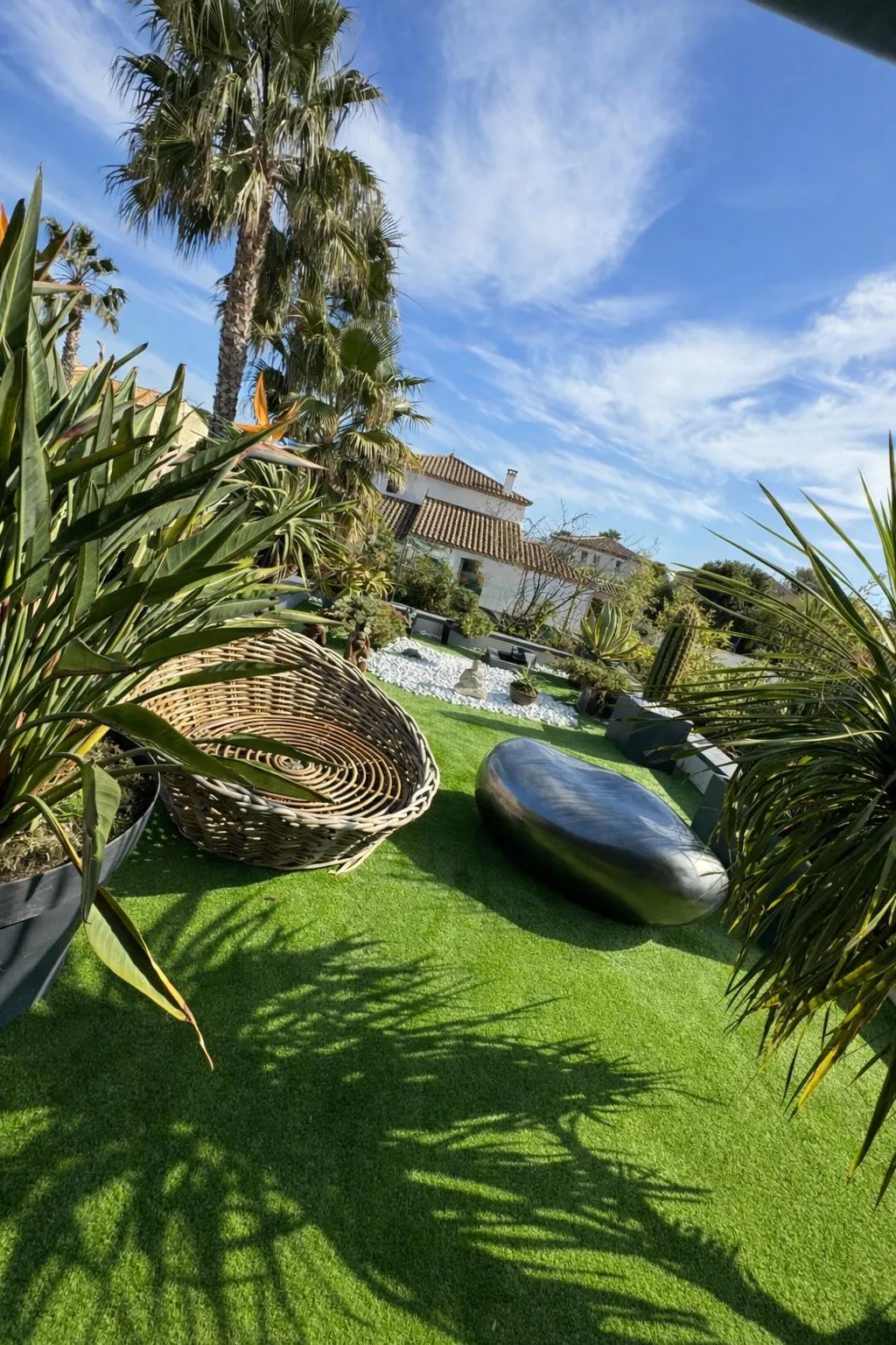 Terrasse en rooftop habillée de gazon synthétique
